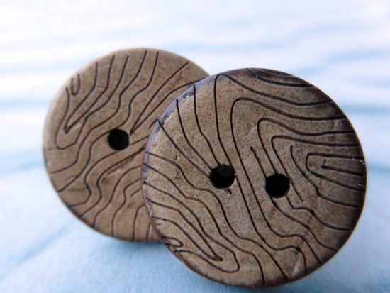 Kokos Ohrstecker mit Gravur Muster Holz Streifen